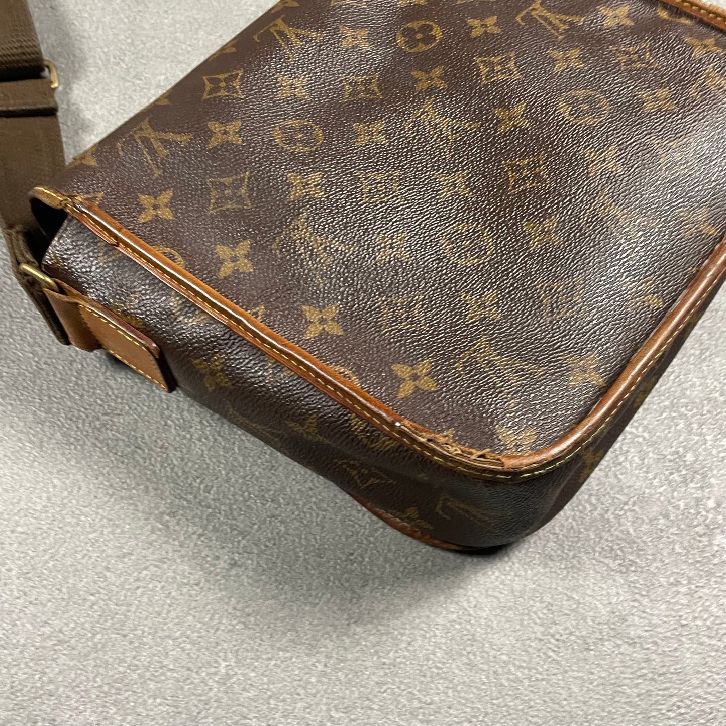 Louis Vuitton Messenger Bag