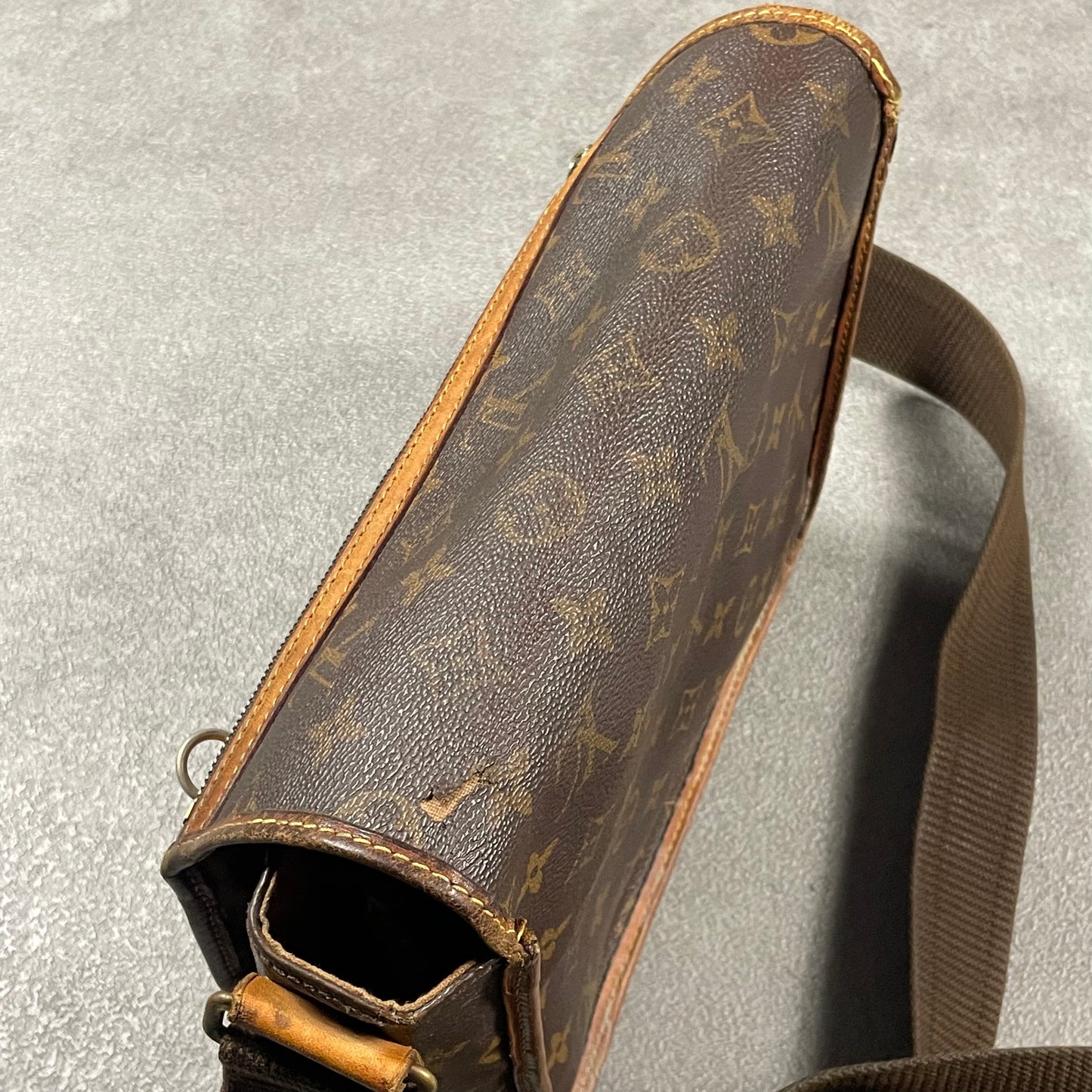 Louis Vuitton Messenger Bag