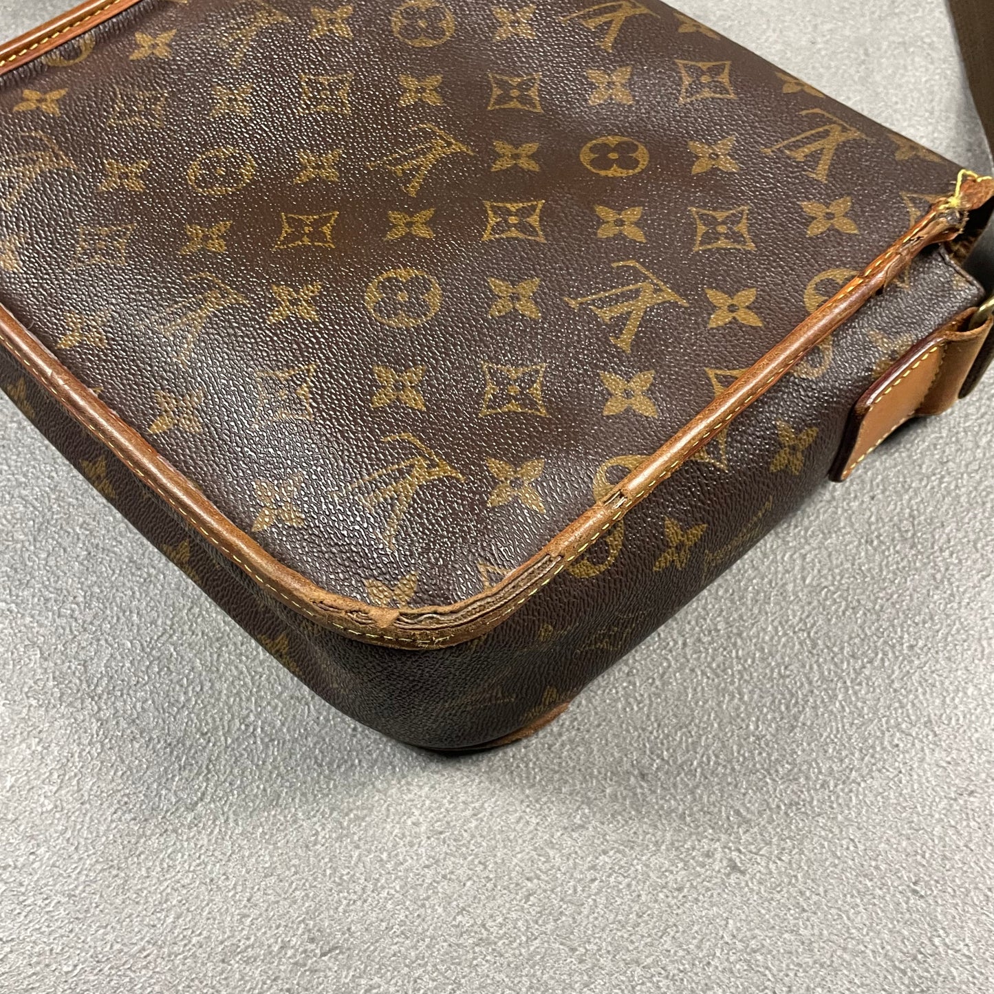 Louis Vuitton Messenger Bag