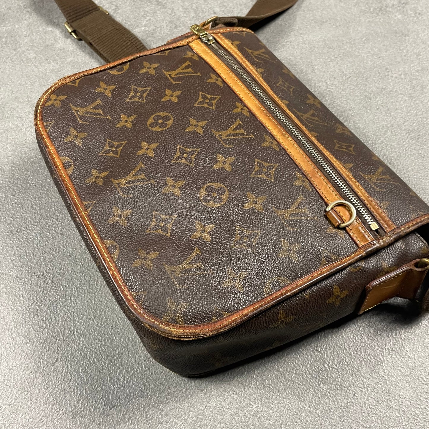 Louis Vuitton Messenger Bag