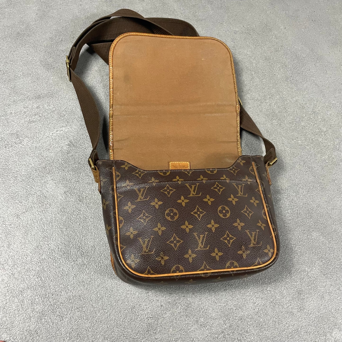 Louis Vuitton Messenger Bag